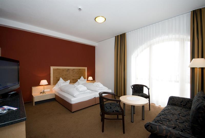 Hotel Amadeus Micheluzzi Зерфаус Екстериор снимка