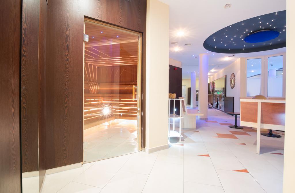 Hotel Amadeus Micheluzzi Зерфаус Екстериор снимка