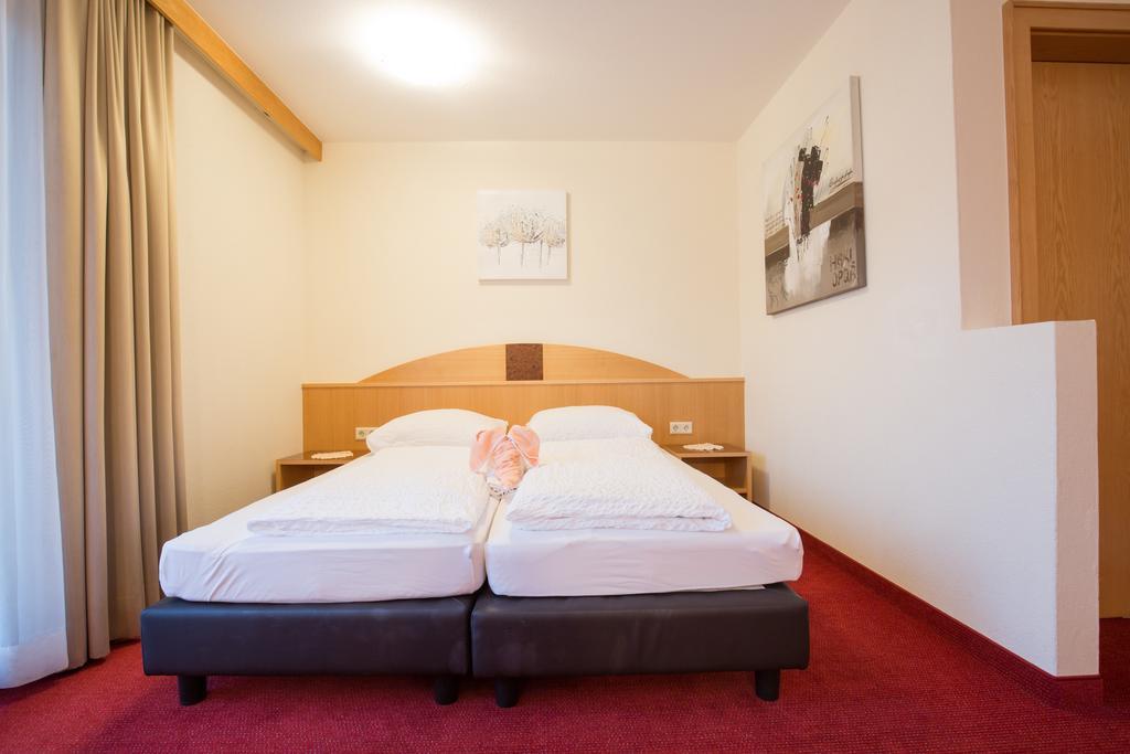 Hotel Amadeus Micheluzzi Зерфаус Екстериор снимка