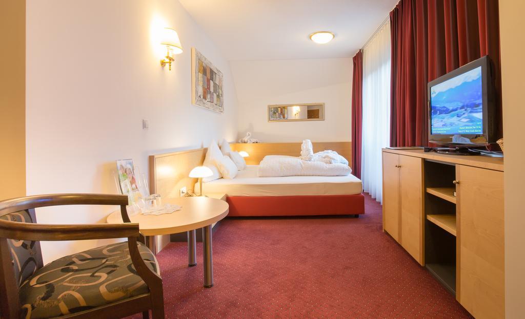 Hotel Amadeus Micheluzzi Зерфаус Екстериор снимка